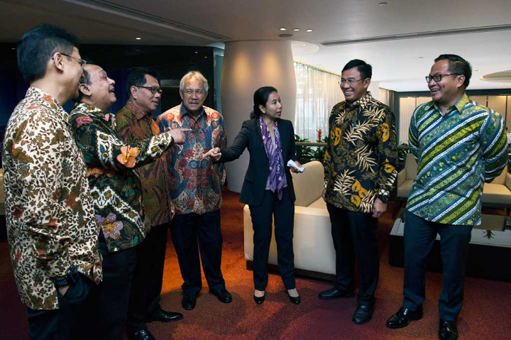 Menteri BUMN Rini Soemarno (ketiga kanan) bersama (dari kiri)
Staf Khusus Menteri BUMN Budi G. Sadikin, Dirut BTN Maryono, Dirut BRI Asmawi Syam, Dubes RI untuk Tiongkok Soegeng D.Rahardjo, Dirut BNI Achmad Baiquni, dan Dirut Bank Mandiri Kartiko Wirjoatmodjo berbincang sebelum acara Indonesia Business Outlook di Hong Kong, Senin (22/8/2016). 