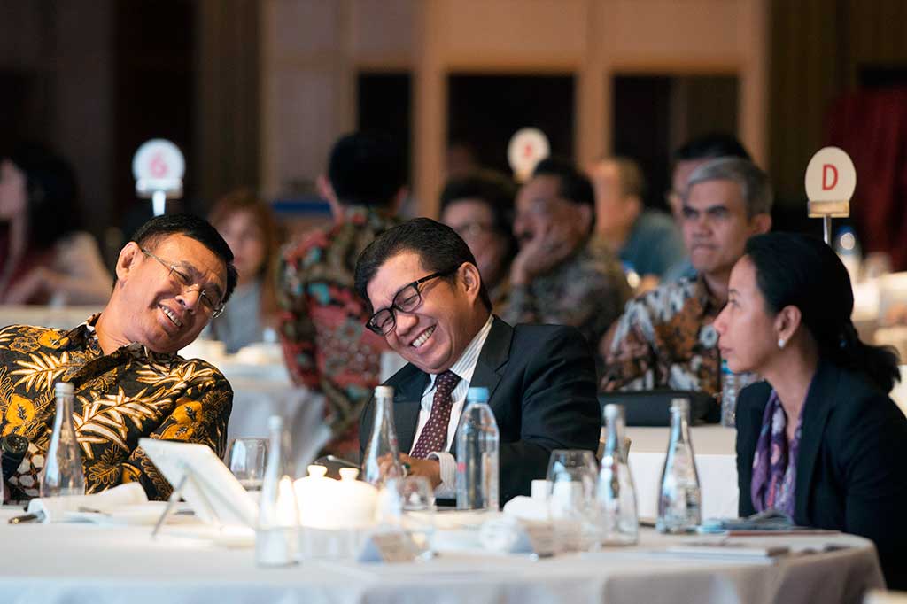 Rini Soemarno berbincang dengan Ketua Dewan Komisioner OJK Muliaman D. Hadad (tengah) dan Dirut BNI Achmad Baiquni dalam acara Indonesia Business Outlook.