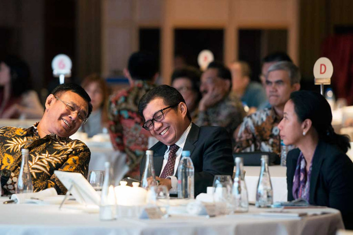 Rini Soemarno berbincang dengan Ketua Dewan Komisioner OJK Muliaman D. Hadad (tengah) dan Dirut BNI Achmad Baiquni dalam acara Indonesia Business Outlook.