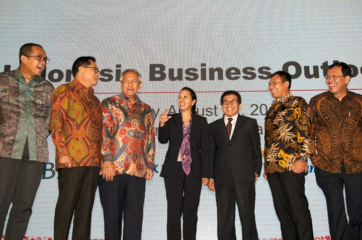 Rini Soemarno berbincang dengan (dari kiri) Staf Ahli Menteri Keuangan Suryo Utomo, Ketua Himpunan Bank-Bank Milik Negara (Himbara) Asmawi Syam, Dubes RI untuk Tiongkok Soegeng D.Rahardjo, Ketua Dewan Komisioner OJK Muliaman D. Hadad, Dirut BNI Achmad Baiquni, dan Dirjen Pengelolaan Pembiayaan dan Risiko Kementerian Keuangan Robert Pakpahan usai acara Indonesia Business Outlook.