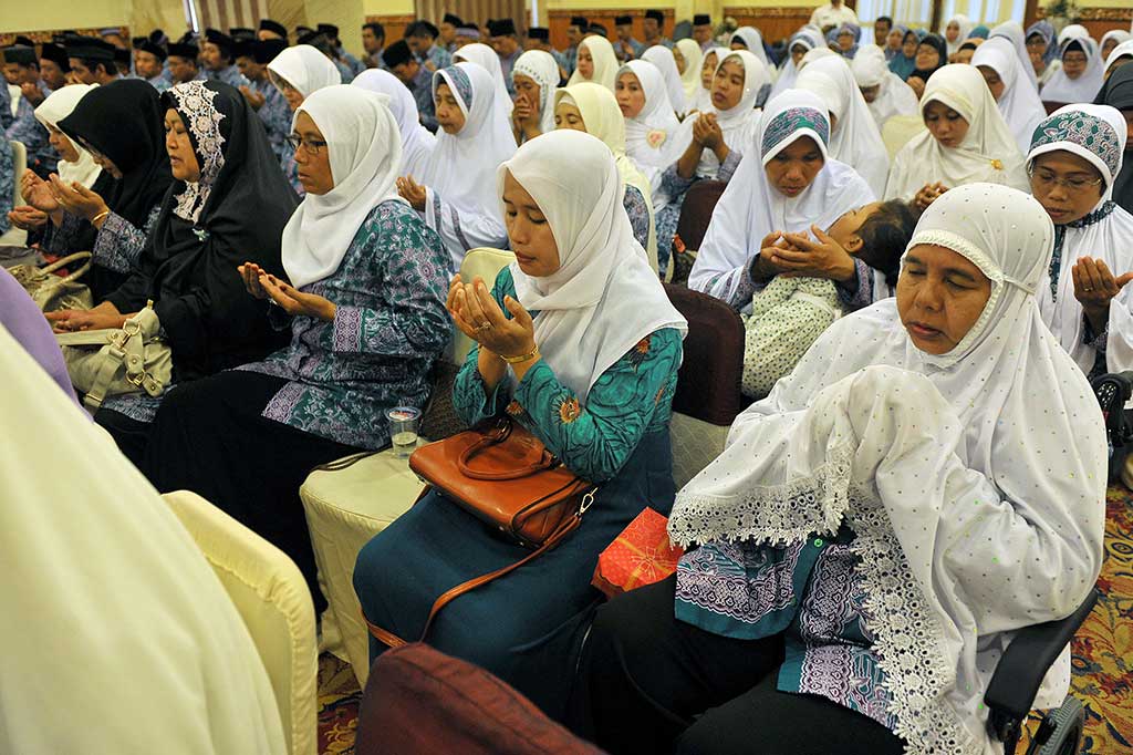 Jemaah calon haji berdoa menjelang keberangkatan saat pelepasan jemaah calon haji Provinsi Bali.