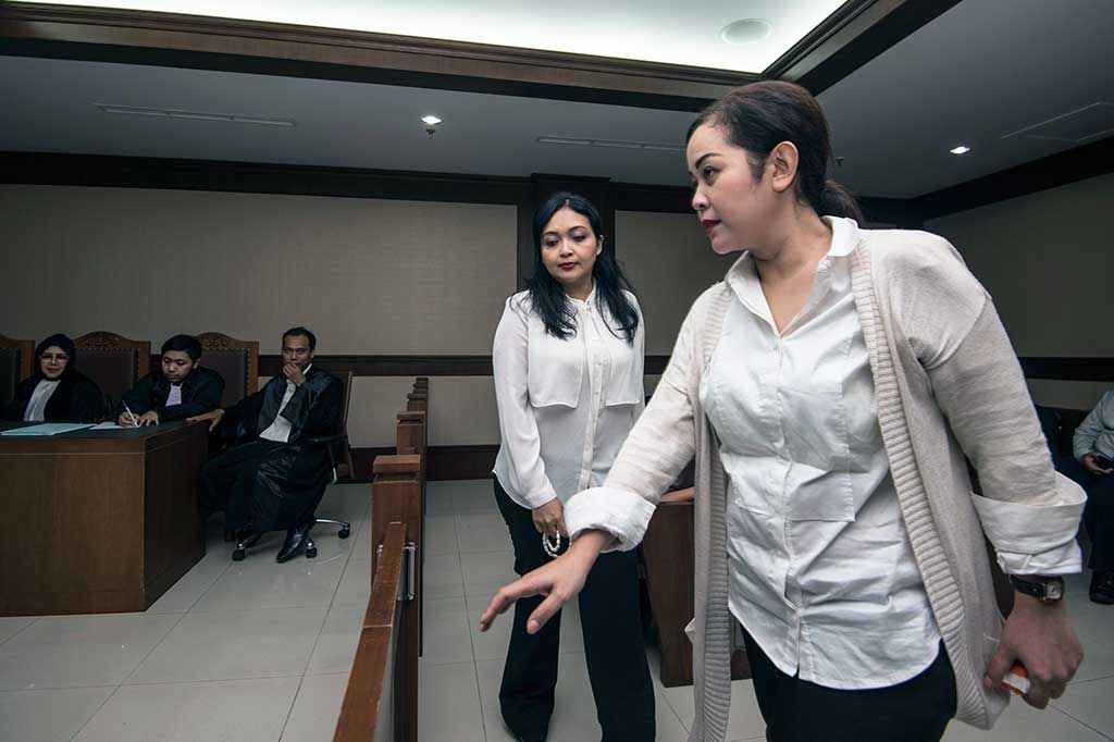 Terdakwa kasus dugaan suap terkait proyek Jalan Trans-Seram Kementerian PUPR di Maluku, Dessy Ariyanti Edwin (kanan) dan Julia Prasetyarini (kiri), bersiap menjalani sidang tuntutan di Pengadilan Tipikor, Jakarta, Senin (22/8/2016).