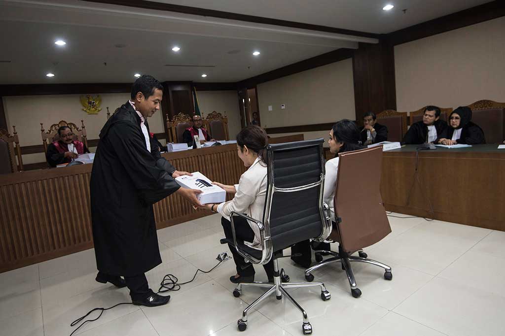 Dessy Ariyanti Edwin (tengah) dan Julia Prasetyarini menerima berkas tuntutan dari Jaksa Penuntut Umum KPK.