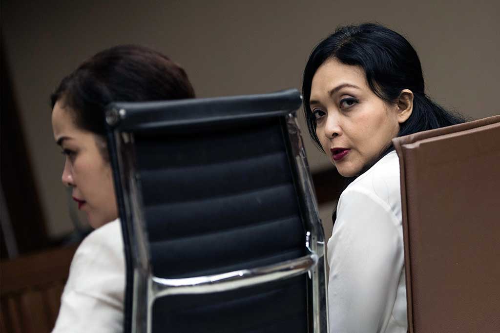 Dessy Ariyanti Edwin (kiri) dan Julia Prasetyarini menjalani sidang tuntutan.