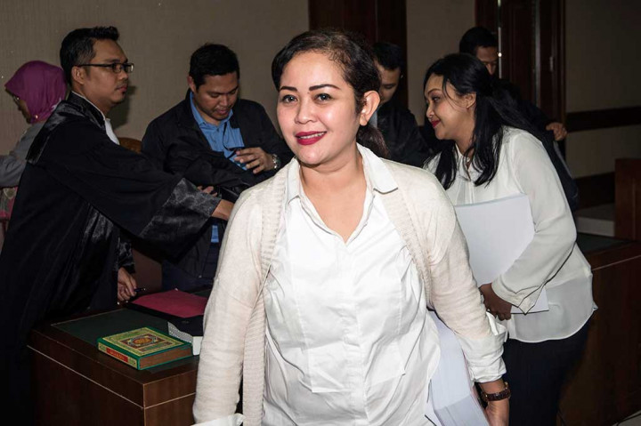 Dessy Ariyanti Edwin (kiri) dan Julia Prasetyarini meninggalkan ruangan seusai menjalani sidang.