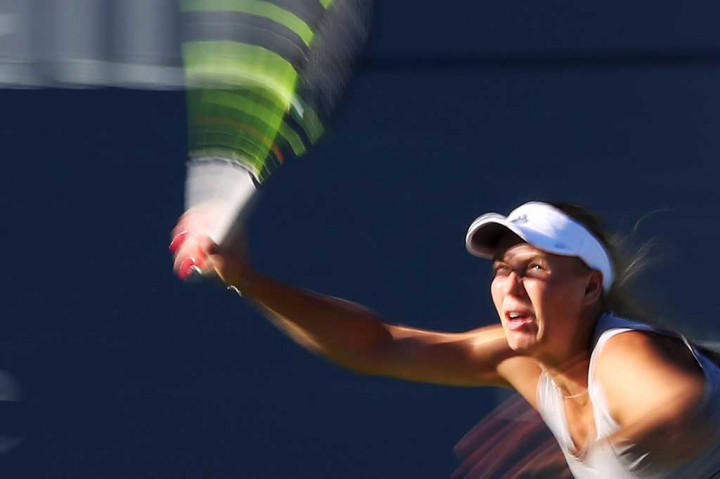 Petenis Denmark Caroline Wozniacki yang saat ini di peringkat 51 dunia mencoba mengembalikan bola ke arah Jelena Ostapenko.