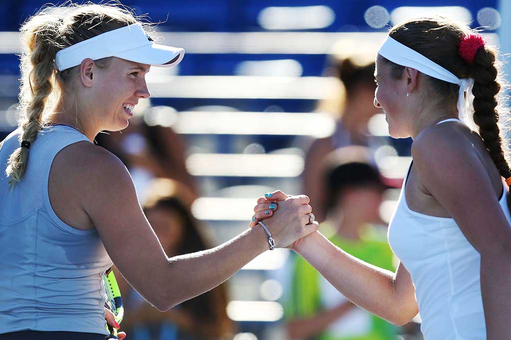 Mantan petenis papan atas dunia Wozniacki dikalahkan peringkat 39 dunia Ostapenko dua set langsung 7-5 dan 6-2.