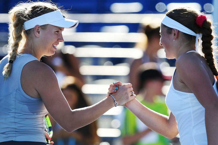 Mantan petenis papan atas dunia Wozniacki dikalahkan peringkat 39 dunia Ostapenko dua set langsung 7-5 dan 6-2.