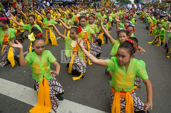 1.000 siswa sekolah dasar menampilkan tari 'Geol' untuk menyambut Kirab Panji Lambang Daerah dalam rangka Hari Jadi Ke-185 Kabupaten Banjarnegara.