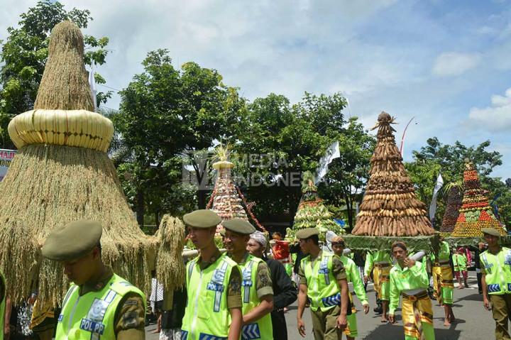 Tujuh gunungan hasil bumi berupa padi, salak, sayuran, singkong, dan jajanan pasar diarak dari Jalan Pemuda depan Gedung DPRD Banjarnegara menuju Jalan Dipayuda guna mengiringi Kirab Panji Lambang Daerah.