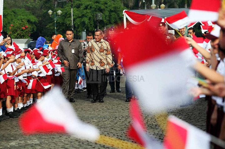 Menhan Ryamizard Ryacudu disambut siswa sekolah dasar saat hendak mengikuti Upacara Apel Gelar Nasional Bela Negara Tahun 2016 di Lapangan Monas, Jakarta, Selasa (23/8/2016).