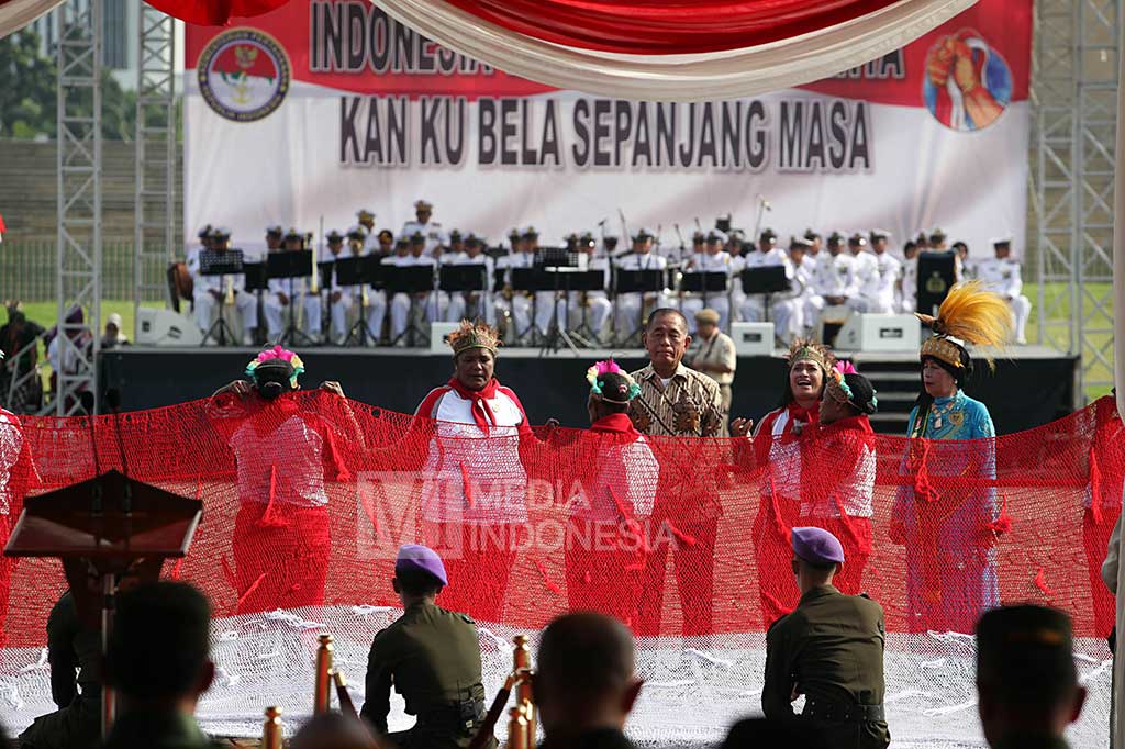 Menhan menerima noken raksasa, tas tradisional Papua dalam ukuran besar dan mendengarkan pembacaan puisi dari sejumlah wanita Papua.