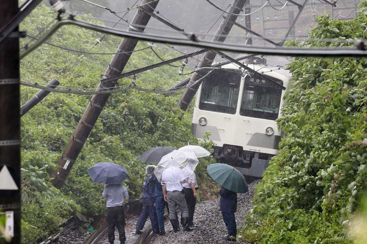 Sebuah kereta api tergelincir akibat longsor di jalur Seibu Tamako di Higashimurayama, Tokyo barat.