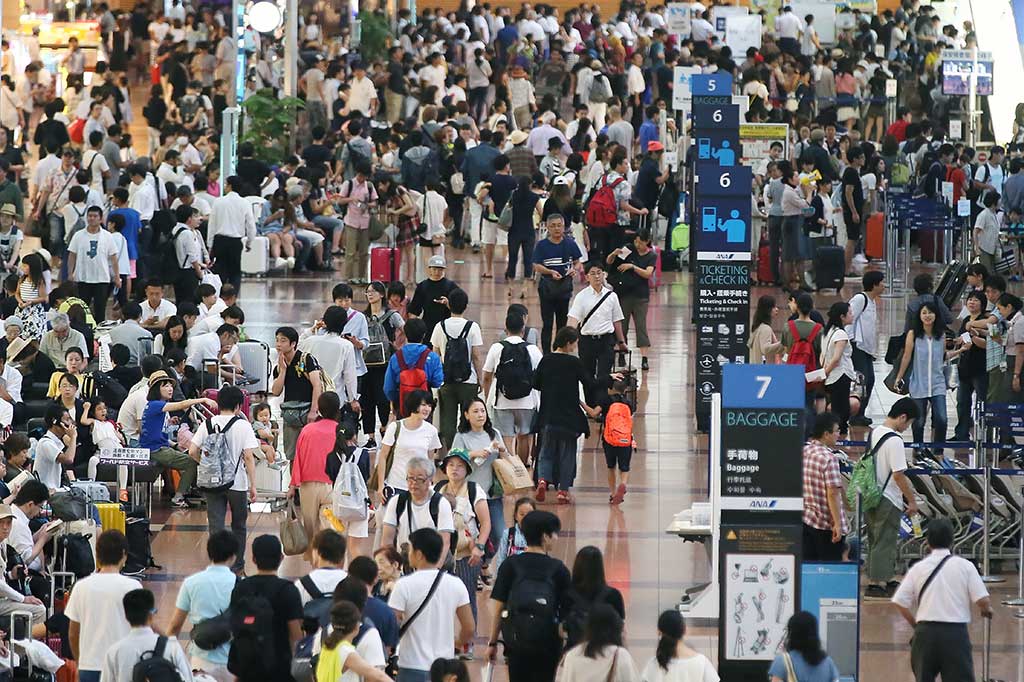 Ratusan calon penumpang terjebak di Bandara Haneda, Tokyo, sementara sekitar 300 penerbangan domestik dibatalkan.