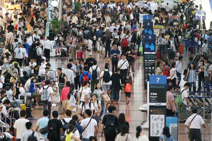 Ratusan calon penumpang terjebak di Bandara Haneda, Tokyo, sementara sekitar 300 penerbangan domestik dibatalkan.