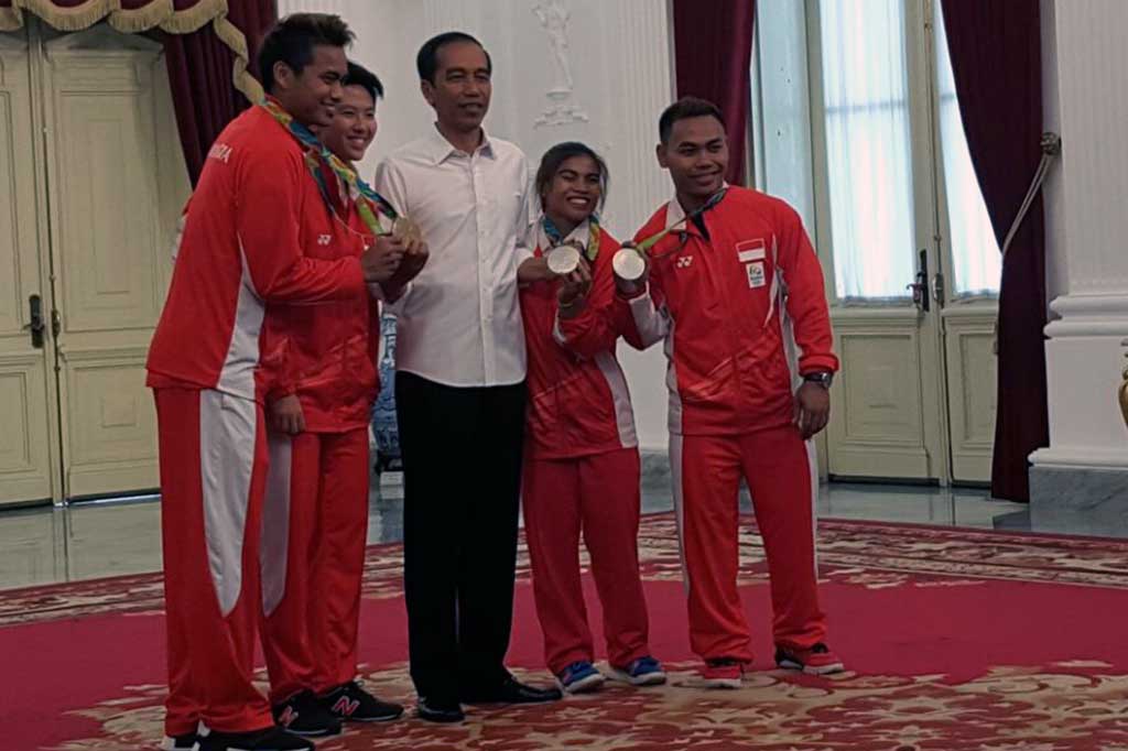 Presiden berfoto bersama (dari kiri) Tontowi Ahmad, Liliyana Natsir, Sri Wahyuni, dan Eko Yuli Irawan.