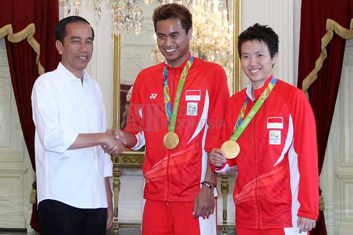 Presiden Joko Widodo menyambut peraih medali emas olimpiade pasangan Tontowi Ahmad dan Liliyana Natsir.