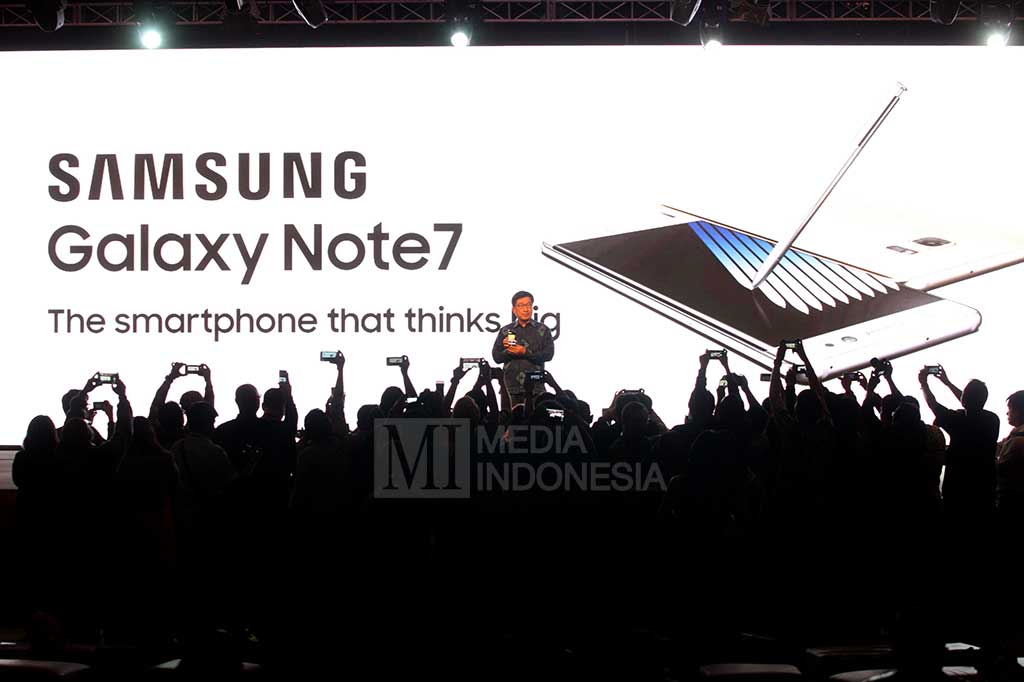 President Samsung Electronics Indonesia Jaehoon Kwon memegang Samsung Galaxy Note7 saat peluncuran produk tersebut di Jakarta, Selasa (23/8/2016).