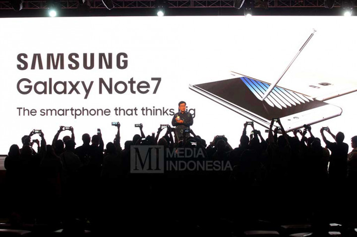 President Samsung Electronics Indonesia Jaehoon Kwon memegang Samsung Galaxy Note7 saat peluncuran produk tersebut di Jakarta, Selasa (23/8/2016).