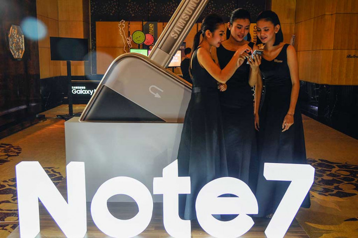 Model mengoperasikan Samsung Galaxy Note 7.
