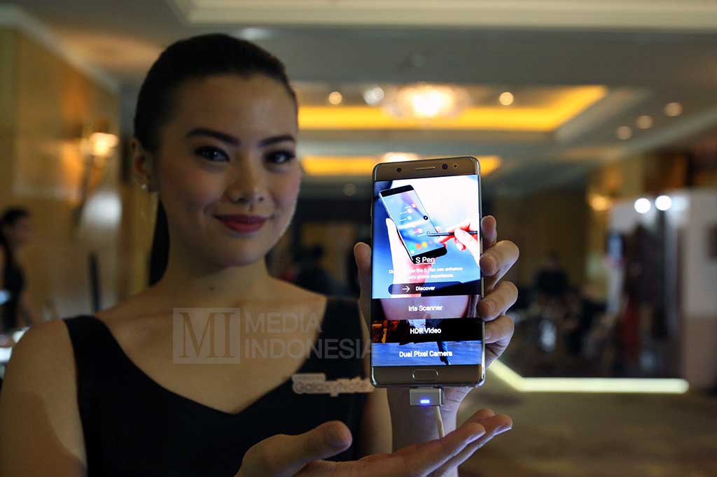 Model memperlihatkan Samsung Galaxy Note7.