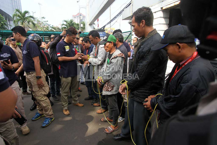 Petugas mendata sejumlah orang yang diduga koordinator aksi preman di Kampus Trisakti, Jakarta.