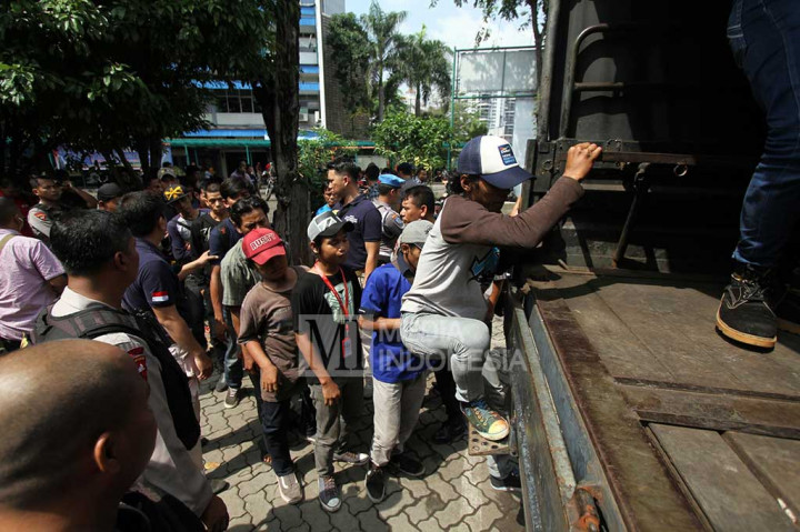 Puluhan pria yang diduga preman selanjutnya digiring ke Polda Metro Jaya untuk dilakukan pemeriksaan lebih lanjut.