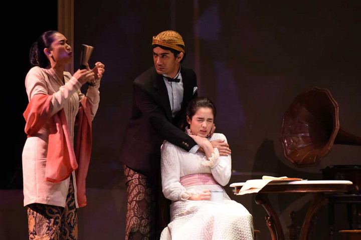 Aktris Happy Salma yang berperan sebagai Nyai Ontosoroh (kiri) beradu akting dengan aktor Reza Rahardian yang berperan sebagai Minke (tengah) Chelsea Islan yang memerankan Annelies Mellena.