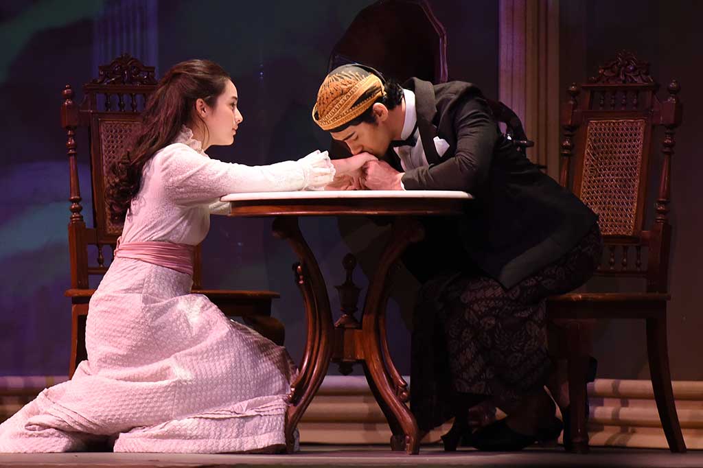 Aktor Reza Rahardian yang berperan sebagai Minke beradu akting dengan Chelsea Islan yang memerankan Annelies Mellena.