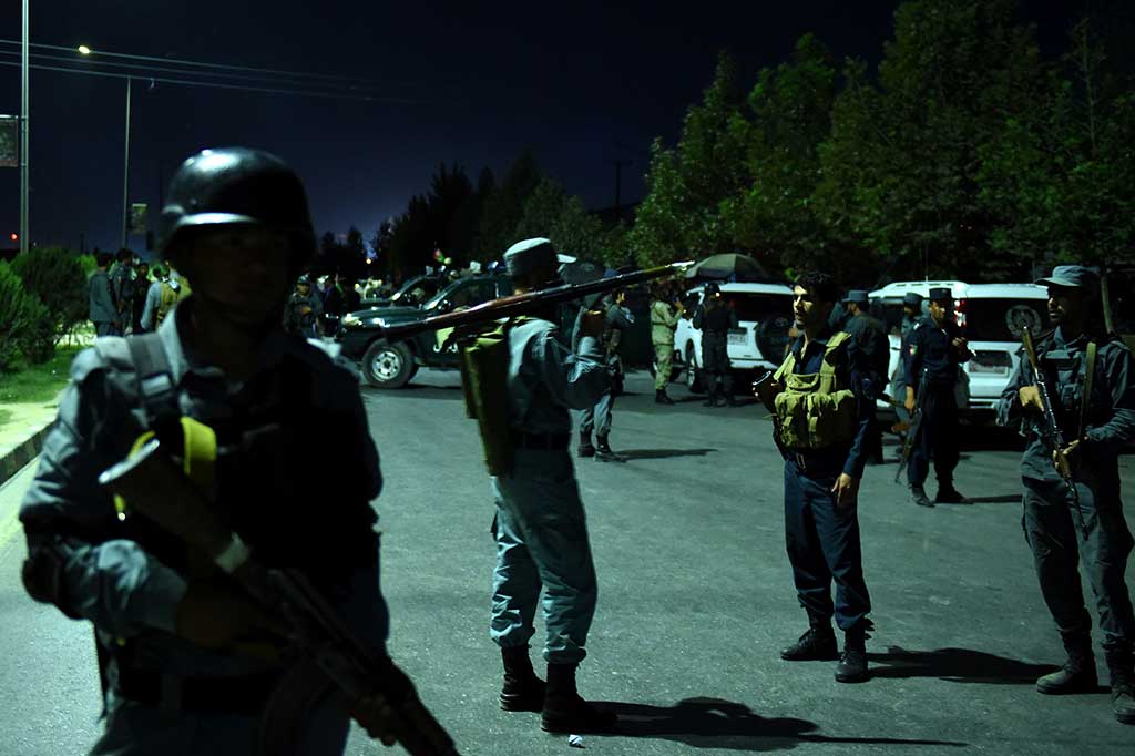 Personel keamanan Afghanistan dilengkapi granat roket bersiap di dekat lokasi penyanderaan di American University.
