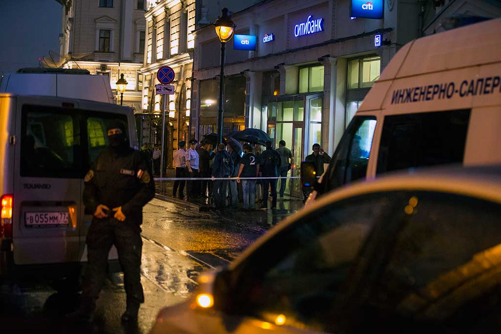Polisi dan pejabat berada di depan kantor Citibank di Moskow, saat terjadi drama penyanderaan.