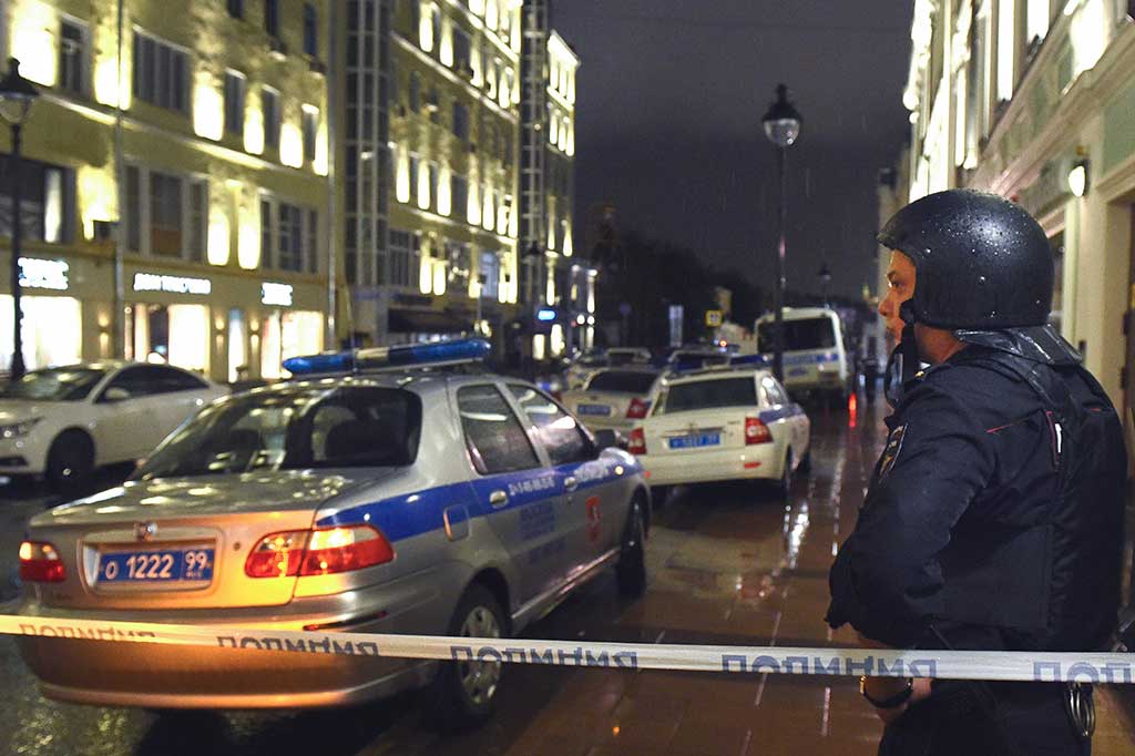 Polisi memblokade jalan di luar kantor Citibank di Moskow.