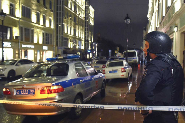 Polisi memblokade jalan di luar kantor Citibank di Moskow.