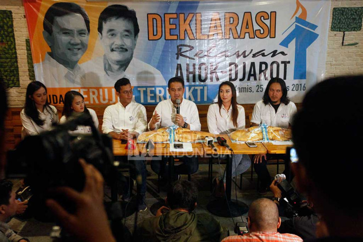 Relawan menyampaikan pernyataan ketika deklarasi Relawan Ahok-Djarot.