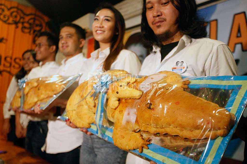 Relawan berfoto bersama sambil membawa kuliner tradisional Betawi roti buaya sebagai simbol penyatuan pasangan ketika deklarasi Relawan Ahok-Djarot.