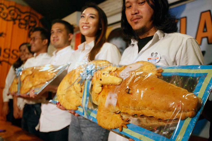 Relawan berfoto bersama sambil membawa kuliner tradisional Betawi roti buaya sebagai simbol penyatuan pasangan ketika deklarasi Relawan Ahok-Djarot.