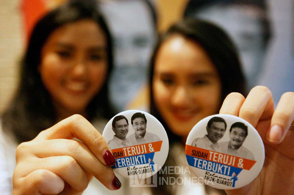 Relawan menunjukkan pin ketika mengikuti acara deklarasi Relawan Ahok-Djarot.