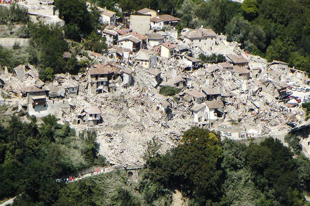 Ratusan rumah warga di Pescara del Tronto rata dengan tanah akibat diguncang gempa 6,2 SR.