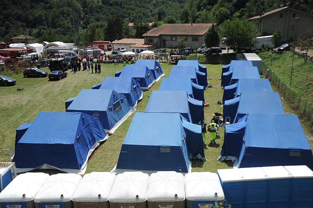 Tenda darurat untuk para korban gempa didirikan di Arquata del Tronto.