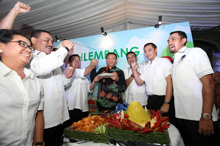 Ahok menerima potongan tumpeng dari Ketua Tim Pemenangan Ahok, Nusron Wahid, pada peresmian 'Rumah Lembang'.