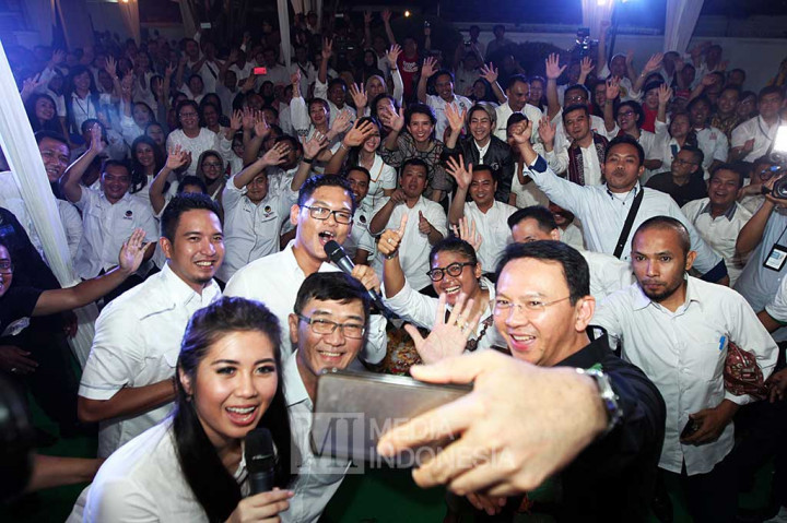 Ahok melakukan swa video bersama para undangan yang hadir pada peresmian 'Rumah Lembang'.