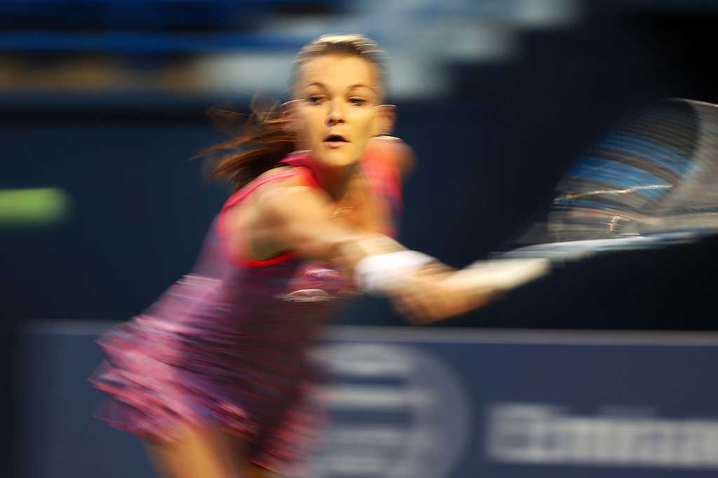 Agnieszka Radwanska melancarkan pukulan ke arah Kirsten Flipkens.