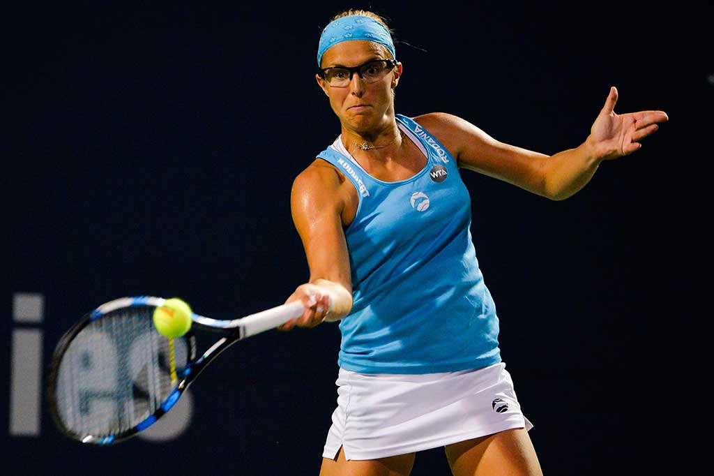 Flipkens berusaha mengembalikan bola ke arah Radwanska.