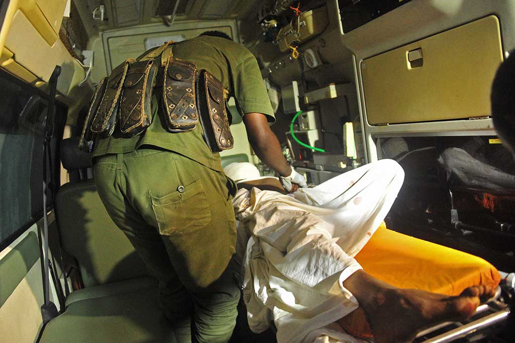Petugas mengevakuasi korban luka-luka akibat serangan pegaris keras Al Shabaab.