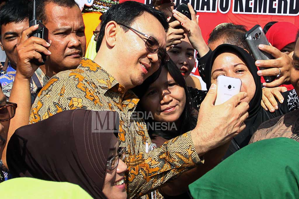 Warga berebut minta foto bersama Ahok.