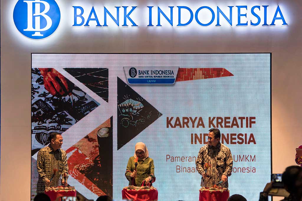 Ny Mufidah Jusuf Kalla didampingi Gubernur Bank Indonesia (BI) Agus Martowardojo (kiri) dan Kepala Badan Ekonomi Kreatif Triawan Munaf membuka pameran kerajinan bertema Karya Kreatif Indonesia di Balai Kartini, Jakarta.