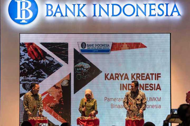 Ny Mufidah Jusuf Kalla didampingi Gubernur Bank Indonesia (BI) Agus Martowardojo (kiri) dan Kepala Badan Ekonomi Kreatif Triawan Munaf membuka pameran kerajinan bertema Karya Kreatif Indonesia di Balai Kartini, Jakarta.