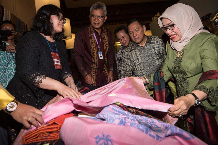 Ny Mufidah Jusuf Kalla didampingi Gubernur BI Agus Martowardojo dan Kepala Badan Ekonomi Kreatif Triawan Munaf meninjau pameran kerajinan di Balai Sarbini.