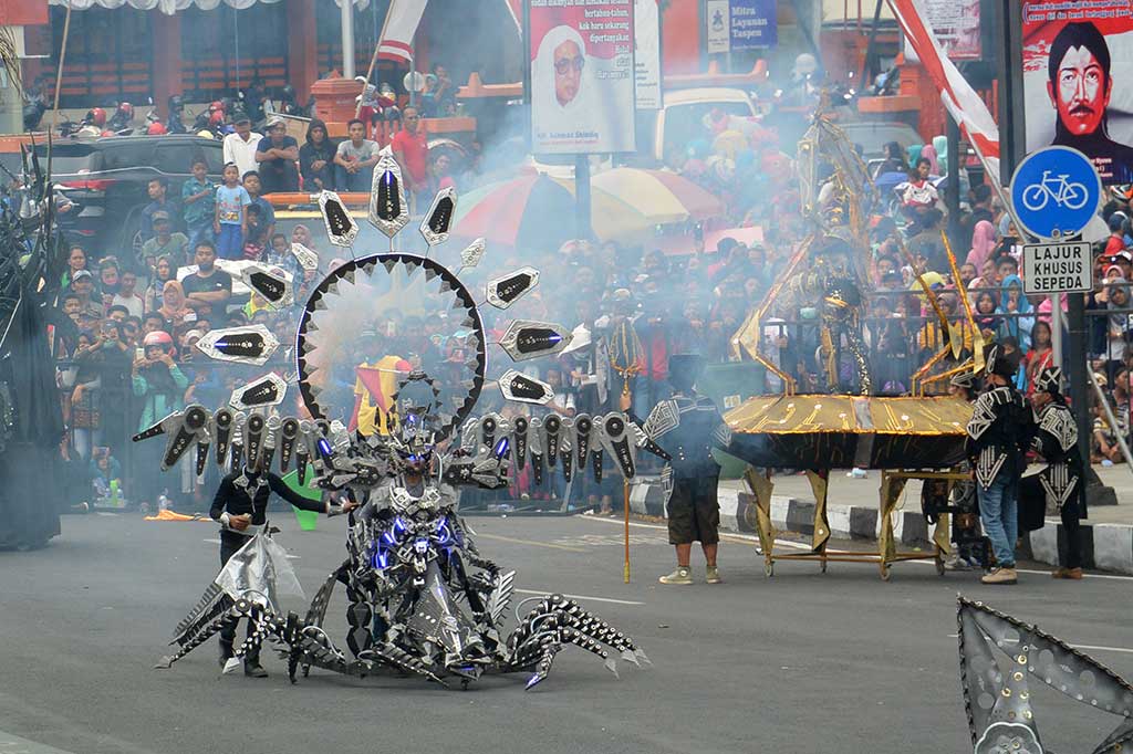Warna-Warni Busana di Jember Fashion Carnaval