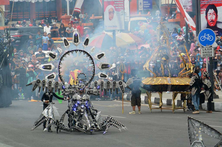 Warna-Warni Busana di Jember Fashion Carnaval
